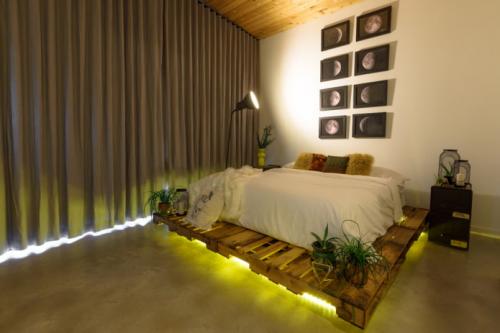 Спальни дизайн с деревянной кроватью. Дизайн спальни в деревянном доме 13