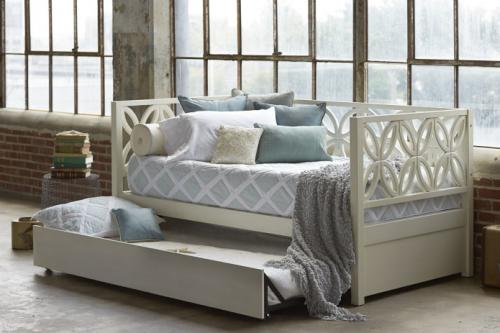 Спальни дизайн с деревянной кроватью. Дизайн спальни в деревянном доме 11