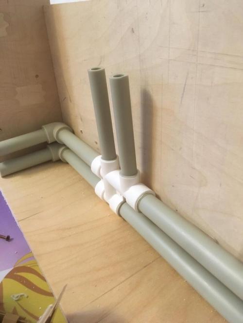 Можно ли использовать плинтуса для скрытия труб отопления. Как производить монтаж труб в плинтусах. Показываю весь процесс