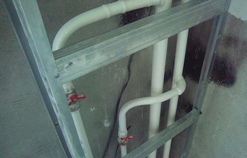 Как красиво скрыть трубы отопления: советы и идеи 17