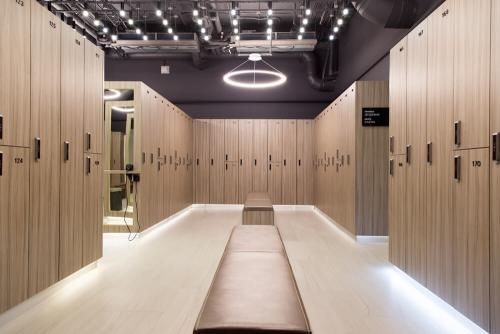 Из каких материалов изготавливаются открытые шкафчики для раздевалок. Виды шкафов для раздевалок