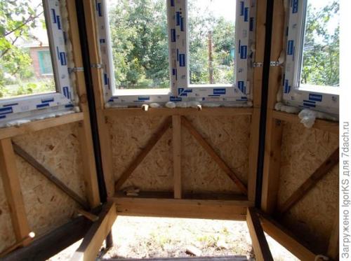 Как правильно выравнивать окно во время установки. Как без проблем установить окно точно по уровню в деревянный проём