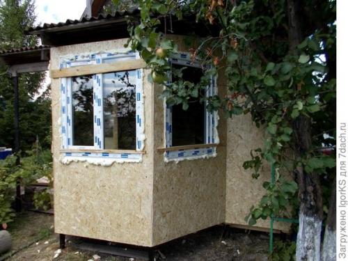 Как правильно выравнивать окно во время установки. Как без проблем установить окно точно по уровню в деревянный проём