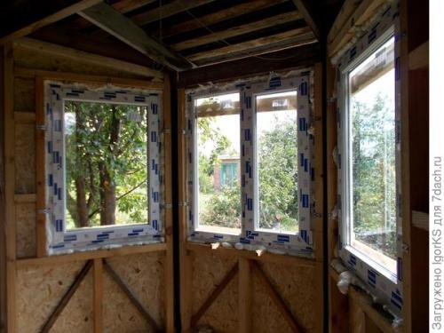 Как правильно выравнивать окно во время установки. Как без проблем установить окно точно по уровню в деревянный проём