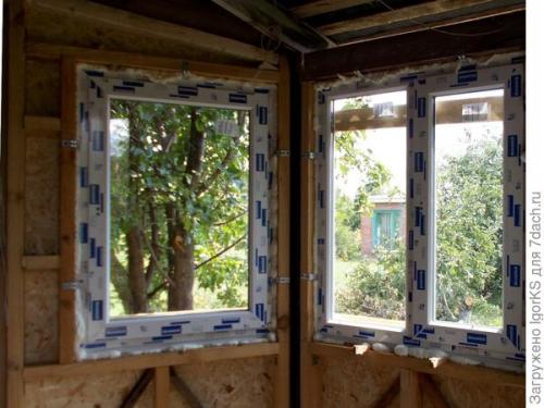 Как правильно выравнивать окно во время установки. Как без проблем установить окно точно по уровню в деревянный проём