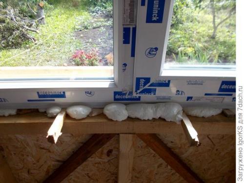 Как правильно выравнивать окно во время установки. Как без проблем установить окно точно по уровню в деревянный проём