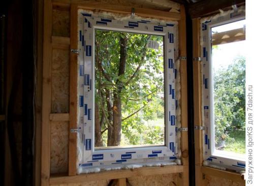 Как правильно выравнивать окно во время установки. Как без проблем установить окно точно по уровню в деревянный проём