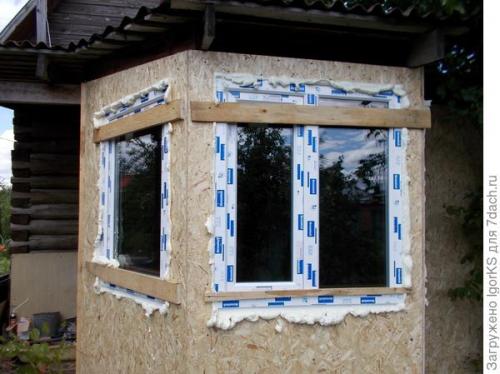 Как правильно выравнивать окно во время установки. Как без проблем установить окно точно по уровню в деревянный проём