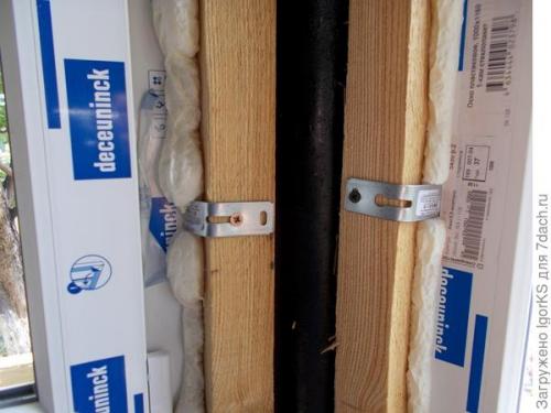 Как правильно выравнивать окно во время установки. Как без проблем установить окно точно по уровню в деревянный проём