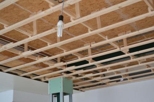 Как выбрать подходящий гипсокартон для крепления к деревянному потолку. Учитываем особенности обрешетки