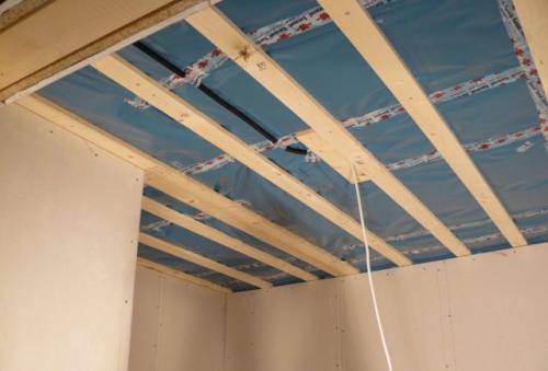 Как выбрать подходящий гипсокартон для крепления к деревянному потолку. Учитываем особенности обрешетки