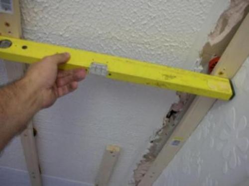 Зачем нужна обрезка под гипсокартон из деревянного бруска. Сборка основания