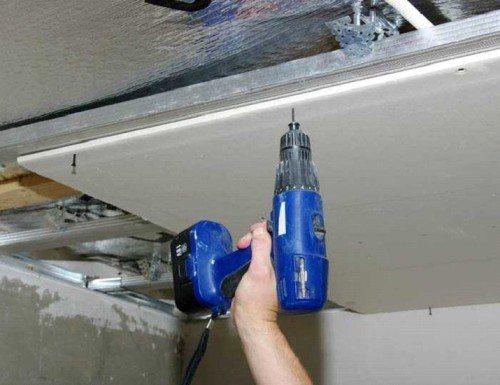 Как избежать деформации гипсокартона при креплении к деревянному потолку. Обшивка конструкции