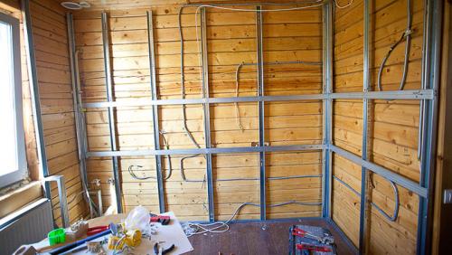 Деревянный дом в новом свете: как отделать стены гипсокартоном 01