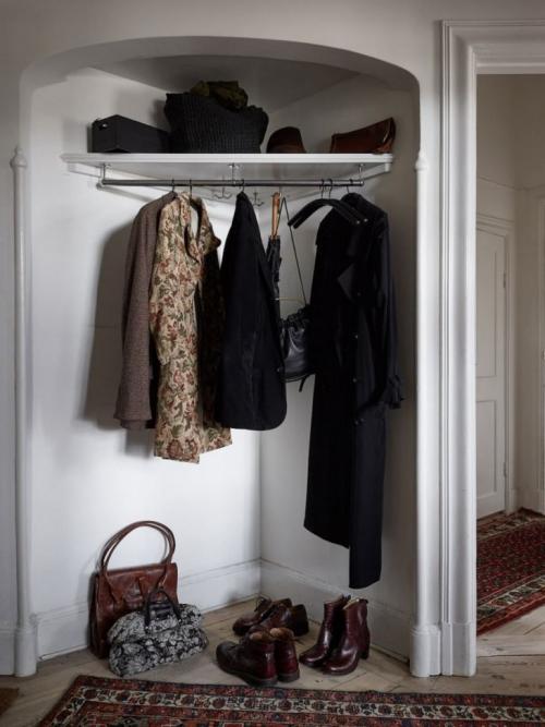 Как совместить нишу с общим интерьером прихожей или коридора. Ниша в прихожей: различные способы использования и их подсветка 94 фото