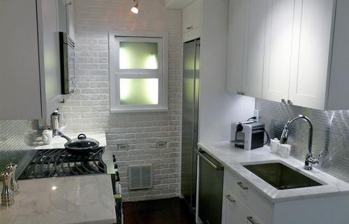 Можно ли встроить дополнительное хранение в нишу для холодильника. Зачем устанавливают холодильник в нише: четыре причины