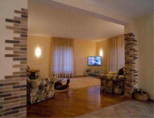 Какие современные дизайнерские решения помогут визуально убрать выступы. 5 идей того, как обыграть имеющиеся в гостиной выступы