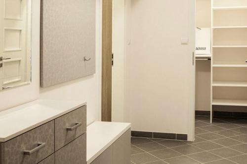 Какие цветовые решения рекомендуются для прихожей в нише коридора. Современный стиль