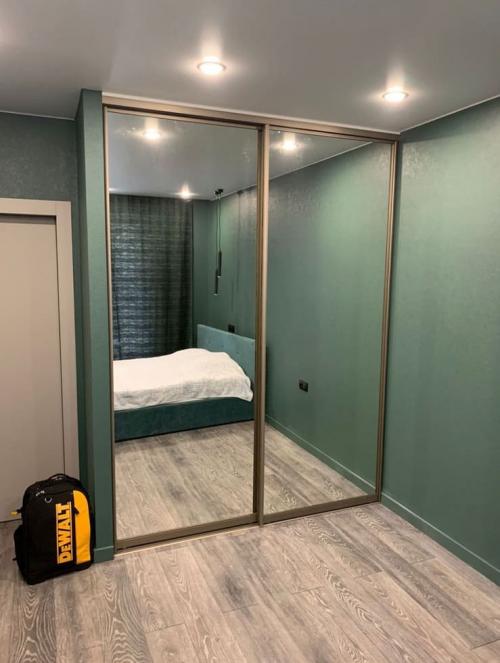 Экономия пространства: как встроить шкаф в нишу прихожей 09