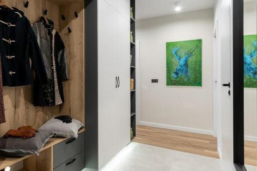 Какие цветовые решения рекомендуются для прихожей в нише коридора. Современный стиль