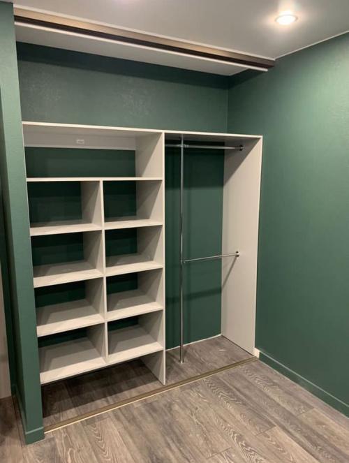 Экономия пространства: как встроить шкаф в нишу прихожей 10