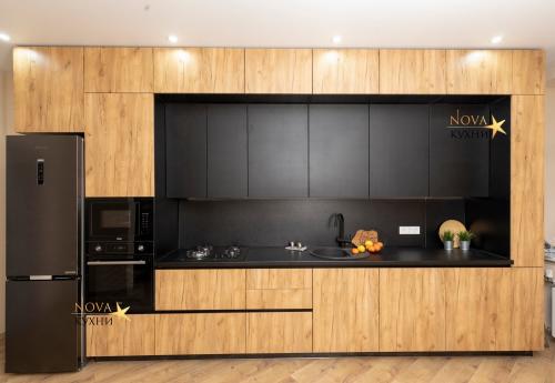 Экономия пространства: как встроить шкаф в нишу прихожей 18