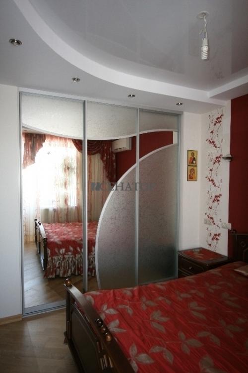 Экономия пространства: как встроить шкаф в нишу прихожей 19