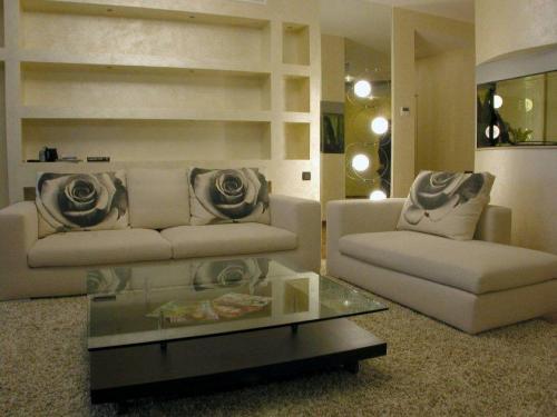 Как превратить нишу в стильный элемент прихожей 07