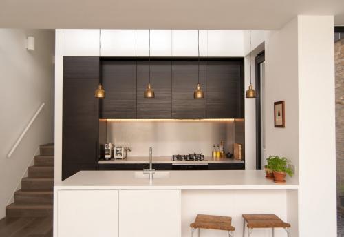 Кухня-ниша в коридоре: как обустроить удобное рабочее пространство 17