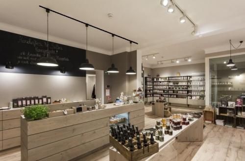 Как превратить нишу в прихожей в стильный и функциональный элемент 16