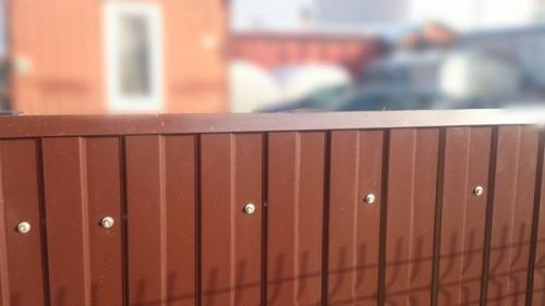 Как обработать края профнастила, чтобы они были безопасными. Чем лучше закрыть острые торцы профнастила