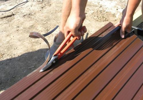 Как обработать края профнастила, чтобы они были безопасными. Чем лучше закрыть острые торцы профнастила