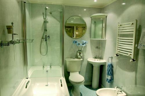 Ремонт ванной комнаты пластиковыми панелями своими руками. Ремонт ванной пластиковыми панелями: 2 способа монтажа универсала