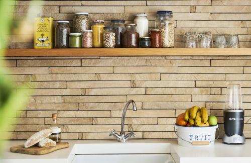 Какие эффективные способы организации кухонных принадлежностей существуют. Как правильно Организовать хранение на кухне