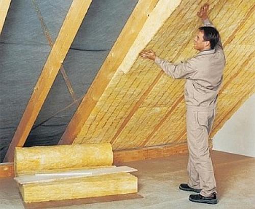 Утепление крыши деревянного дома изнутри. Характеристики и раскрой материалов