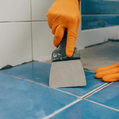Профессиональный подход к затирке плитки в ванной: основные принципы и рекомендации 01