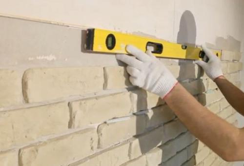 Как правильно наносить клей на плитку с декоративными элементами. Инструкция по приклеиванию