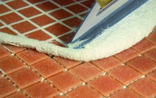 Как долго выдерживается влагостойкая затирка для швов плитки в ванной. Сколько сохнет затирка для плитки: факторы, влияющие на время высыхания