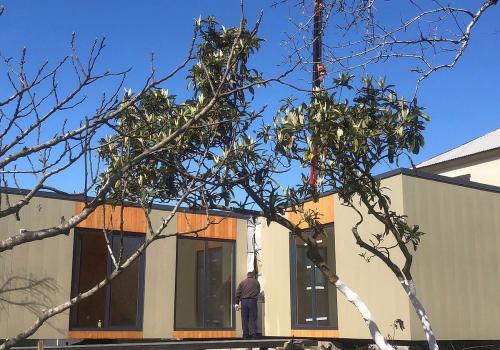 Какие преимущества имеет металлический сайдинг под дерево по сравнению с другими материалами. Почему фиброцемент выигрывает у металлического сайдинга