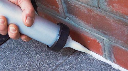 Как закрепить плитку на поверхности перед нанесением силикона