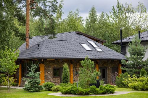 Какие особенности есть у теплой крыши в сравнении с обычной кровлей. Особенности применения