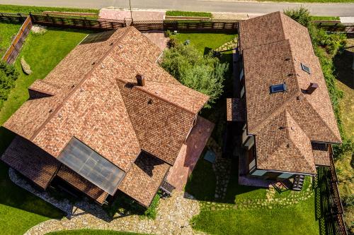 Какие особенности есть у теплой крыши в сравнении с обычной кровлей. Особенности применения