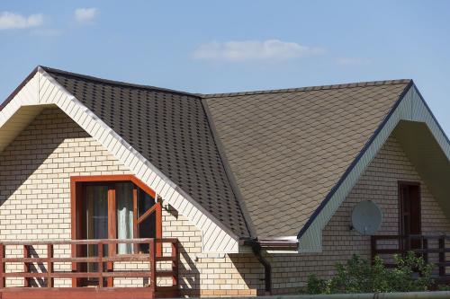 Какие особенности есть у теплой крыши в сравнении с обычной кровлей. Особенности применения