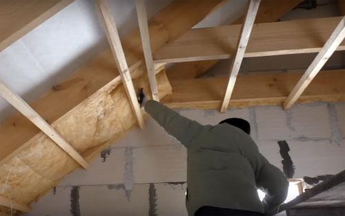 Как правильно уложить утепительную плёнку на мансардной крыше. Как утеплить мансарду для зимнего проживания – видео и нюансы проводимого процесса