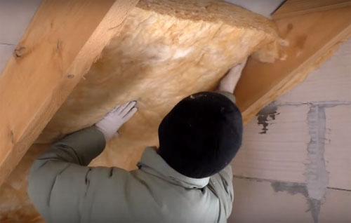 Как правильно уложить утепительную плёнку на мансардной крыше. Как утеплить мансарду для зимнего проживания – видео и нюансы проводимого процесса