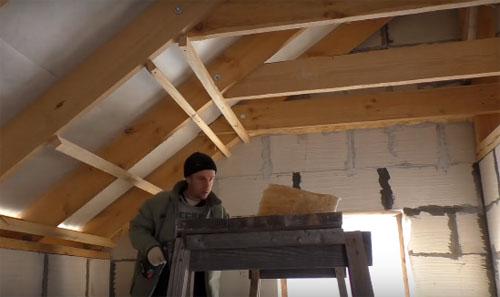 Как правильно уложить утепительную плёнку на мансардной крыше. Как утеплить мансарду для зимнего проживания – видео и нюансы проводимого процесса