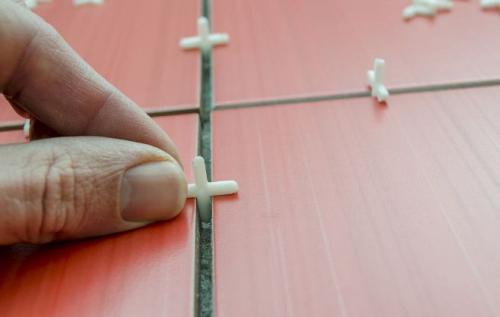 Какие инструменты необходимы для применения затирки для швов плитки. Технология затирки