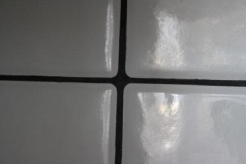 Как долго должна продержаться затирка для швов плитки. Сколько сохнет затирка для плитки: факторы, влияющие на время высыхания