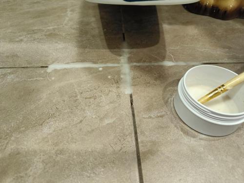 Как устранить загрязнения на затирке для швов плитки. Как почистить и отбелить швы между плиткой подручными средствами и не испортить затирку