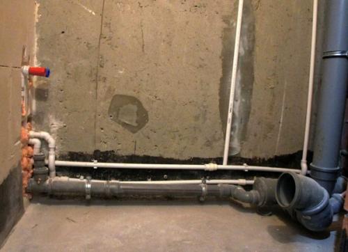 Как проверить, безопасно ли спрятать трубы отопления в квартире. Какие трубы нельзя прятать в стены